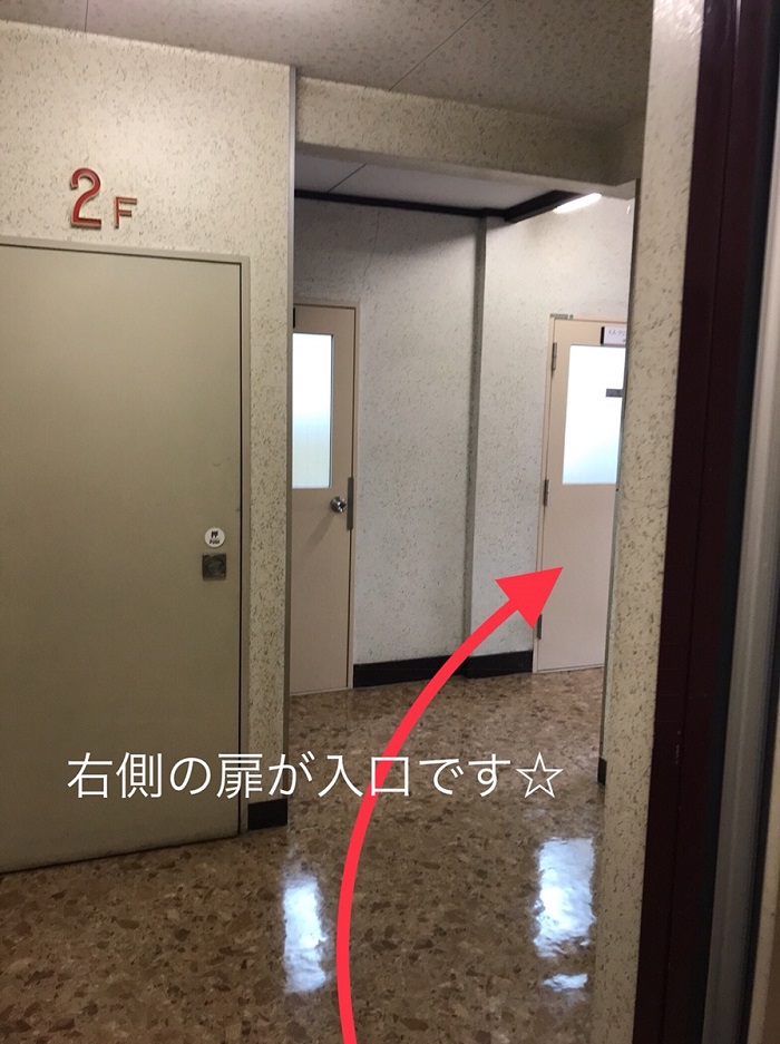 エレベーターを降りて、右端になる扉がキーラキアーラです。